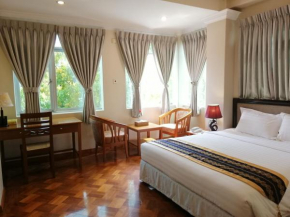Отель Grand Laurel Hotel  Янгон